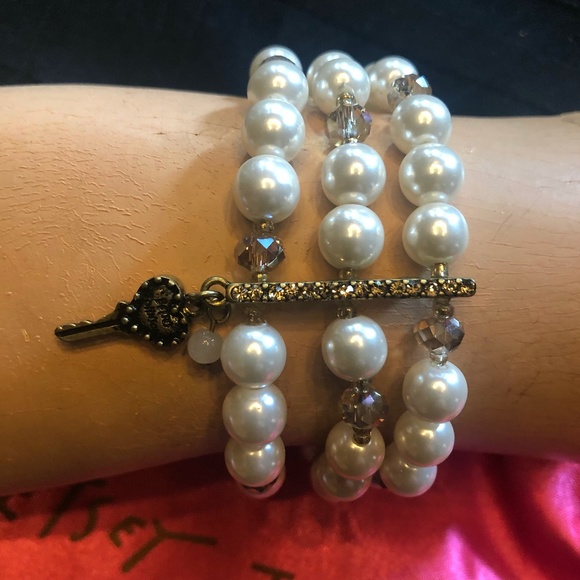 Betsey Johnson Pearl and Rhinestone Bracelet OS - Picture 4 of 7